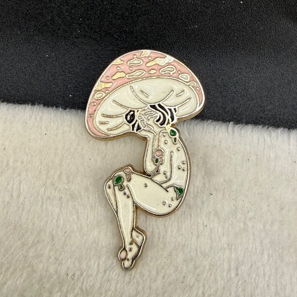 Vintage Enamel Pin Brooch Silver Tone Mushroom Woman Groovy Hippy‎